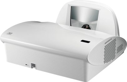 Optoma EW675UT hvid videoprojektor, trekvartersperspektiv forfra, linse foran, ventilationsriste på siden