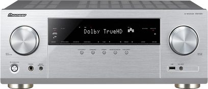 Amplificatore home theater Pioneer VSX-831 argento, pannello frontale con display LCD che mostra "Dolby TrueHD", pulsanti e manopole di controllo