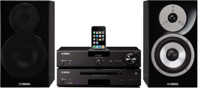 Yamaha MCS-1330 sort, mini hi-fi-anlæg med cd-afspiller, iPod-dock, 2-vejs højttalere og basreflekskabinet, set forfra