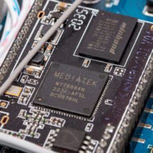 Circuito stampato elettronico con componenti, chip e connettori, vista ravvicinata angolata di una parte del circuito