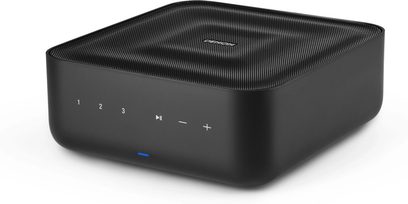 Підсилювач Denon Home Amp у стерео форматі Hi-Fi, вид з три чверті, чорний корпус, сенсорні кнопки з номерами 1-3, кнопки відтворення/паузи, регулятори гучності "менше" та "більше", синій світловий індикатор