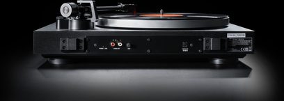 Hi-Fi-Plattenspieler Dual CS 518 in schwarzem Holz, silbernes Aluminium-Plattenteller, RCA-Anschluss, Phono/Line-Schalter und Netzanschluss auf der Rückseite ausgerichtet, Rückansicht