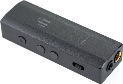 Bærbar iFi Audio Go bar audio-konverter i mat sort rektangulær form med 3 knapper, jackstik og USB-C-porte