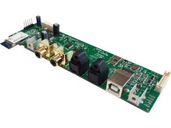 Placa eletrônica verde com componentes áudio dourados, conectores RCA e USB, sobre fundo branco