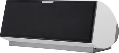 AudioVector R Center centrale luidspreker wit, kast in witte hoogglans afwerking met zwarte stoffen frontgrille, geplaatst op een grijs metalen voetstuk, driekwart van voren rechts gezien