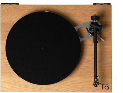 Rega Planar 3 platenspeler licht eiken, bovenaanzicht met matzwart plateau en zwarte toonarm