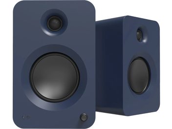 Set de două boxe inteligente Kanto REN albastru mat, carcase dreptunghiulare din plastic cu colțuri rotunjite, vedere din unghi de trei sferturi din față ce evidențiază un woofer central mare negru, un tweeter deasupra, un buton rotativ și două LED-uri pe panoul frontal