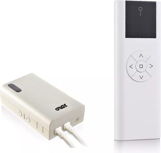 Daljinski upravljalnik za hifi naprave Oray OPTCOMIRHOME1, pogled od spredaj, bel pravokoten ohišje z usmerjevalnimi gumbi in povezano ohišje s kabli