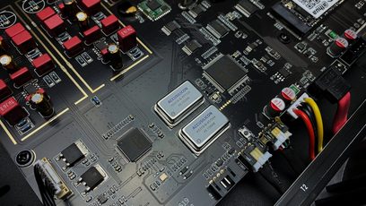 Computerens hovedkort med Accusilicon-processorer, USB- og PCI-stik, kondensatorer og printplader