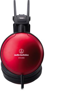 Over-ear hovedtelefoner med ledning Audio Technica ATH-A1000Z, højre sidevisning, lukket design med rød metallisk aluminiumskal med hvidt logo, dobbelt sort mat hovedbøjle, tykke sorte kunstlæderørepuder og fast sort kabel
