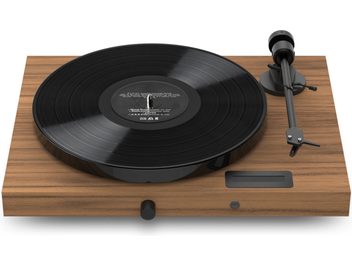 Platine vinyles hi-fi Pro-Ject Juke Box E1 noyer avec plateau circulaire noir, bras de lecture noir, bouton rotatif et base rectangulaire