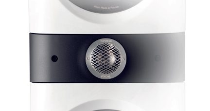 Nahaufnahme eines schwarz-weißen Lautsprechers mit kreisförmigem Metallgitter und den Texten "Beryllium" und "Focal".