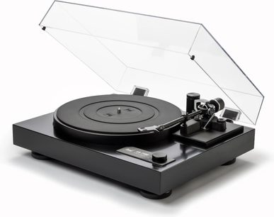 Svart Dual CS 718Q platespiller med gjennomsiktig lokk løftet opp og synlig tonearm sett i trekvart vinkel
