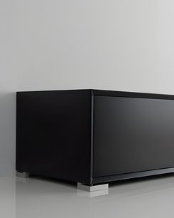 Audio-video-møbel Clic TV Series model TV65" 20S sort i glat træ, firkantede metalben, lav vinkelvisning