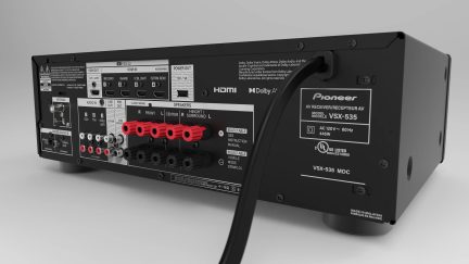 Ultra HD 8K/4K og Dolby Vision: Den understøtter de højeste videoresolutioner, hvilket garanterer superimmersive seeroplevelser med skarp kontrast og dynamiske farver. Inklusionen af Dolby Vision-teknologi tilføjer dybde og livlighed til dine foretrukne medier.