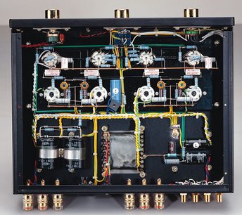 Redson RA-2068 stereo hi-fi forstærker set forfra, med åbnet låg der afslører de indvendige farvede elektroniske komponenter og forgyldte vakuumrør