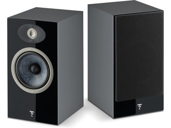 Schwarze Focal Chora 806 Regallautsprecher, Kunststoff-Front, Holzseiten, dunkelgraue Lautsprecher, auf weißem Hintergrund