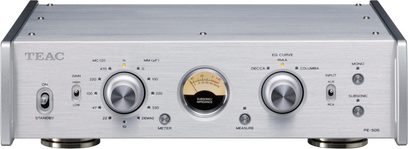 TEAC PE-505 sidabrinės spalvos foninio garso stiprintuvas, priekinis vaizdas, priekinė plokštė su mygtukais, rankenėlėmis, lemputėmis ir lizdais, stačiakampio metalinio korpuso