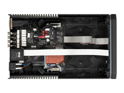 Vnútro čiernej elektronickej skrinky z kovu/plastu, pohľad zhora, PCB doska, koaxiálne konektory, sivé ploché káble, rebrovanie