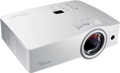 Optoma ZX210ST hvid videoprojektor, set forfra i let nedadgående vinkel, linse til højre, knapper og indikatorer på toppen