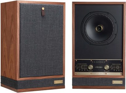 Due diffusori Fyne Audio Classic VIII SM in noce, vista frontale, griglia in tessuto grigio, altoparlante coassiale, due manopole