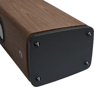 Sloupcový reproduktor Elipson Legacy 3230 v ořechovém provedení, detailní pohled z úhlu, boční strana, dřevěná úprava, černá mřížka