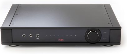 Stereo hi-fi zesilovač Rega Elicit MK5 černý, pohled zepředu, přední panel s tlačítky, ovládacím kolečkem, výstupem pro sluchátka a červeným LED displejem
