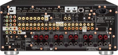 Forsiden af Pioneer SC-LX87-K i sort med mange stik, knapper og lysende indikatorer på det sorte panel og sølvfarvede front