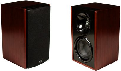 To Klipsch Icon WB-14 bogreolhøjttalere i mørkt træ, set forfra, med sorte og røde højttalere