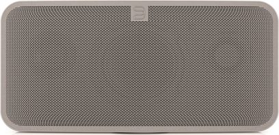 Bluesound Pulse 2 høyttaler i hvitt, sett forfra, rektangulært perforert metallgitter, "B"-logo øverst til høyre