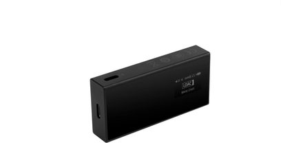Bærbar Questyle M18i DAC-lydkonverter, sort og rektangulær, med LDAC-skærm og sideplaceret USB-C-port