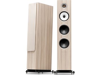 Par de altavoces de columna Triangle Solstice 8 acabado abedul, vista frontal y en tres cuartos con rejilla textil extraíble