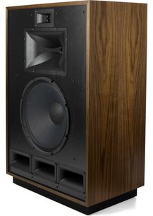 Klipsch Cornwall IV golvhögtalare i valnöt, brun träfanerad låda och svart kornig front, trekvarts vy framifrån som visar en stor cirkulär woofer, ett rektangulärt mellanregister/diskant-horn och tre horisontella basreflexportar