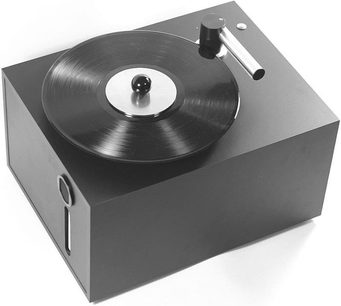 Pro-Ject Cleaner S sort, ovenfra perspektivisk visning, firkantet kabinet med rund plade og leddet arm til vinylpladecentrering