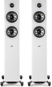 Dva bílé sloupové reproduktory Polk Audio R600, pohled zepředu, každý se čtyřmi kruhovými měniči a černými nožkami