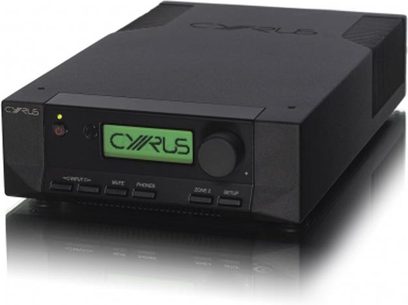 Cyrus 8 XPd sort hi-fi stereforstærker, set forfra, grøn "CYRUS"-display, sort front med knapper og stik