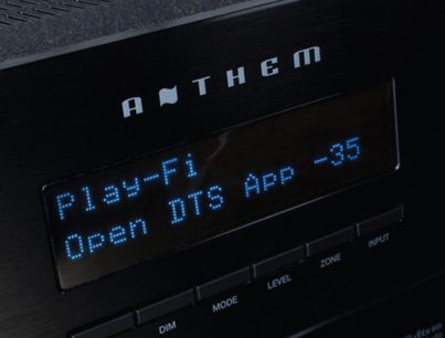 Anthem AVM 60 sort forstærker til hjemmebio, nærbillede af LCD-skærm med blå visning "Play-Fi Open DTS App -35"