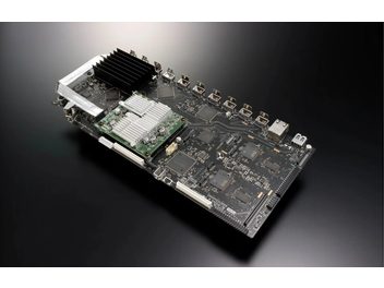 Elektronikus áramköri lap nyomtatott áramkörökkel, elektronikai alkatrészekkel és csatlakozókkal, felülnézeti közelkép