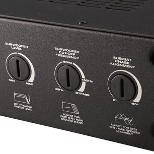 Wzmacniacz mocy hi-fi X-850, widok częściowy pod kątem, 3 czarne okrągłe pokrętła z podziałkami i białymi napisami