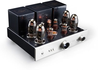 Cayin CS-150A sølv stereo rørforsterker, svart metallchassis og børstet aluminiumfront, sett fra venstre forfra i trekvart vinkel, viser tre svarte transformatorer bak, åtte glødende vakuumrør på topplaten og to store sylindriske knotter samt små brytere på fronten