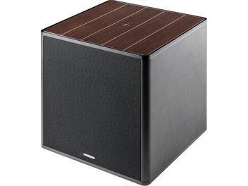 Subwoofer Sonus Faber Gravis V, ořech, tříčtvrteční pohled s černou přední mřížkou a žebrovaným dřevěným vrchem