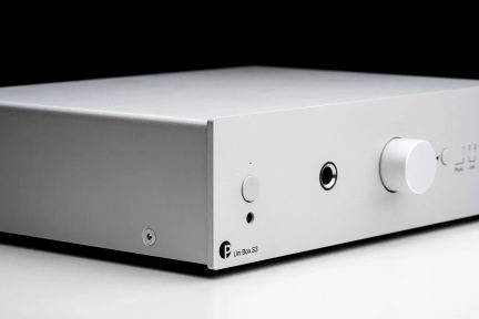 Helivõimendi Pro-Ject Uni Box S3 valge eestvaates kõrvaklapipesa ja pööratava helitugevusnupuga