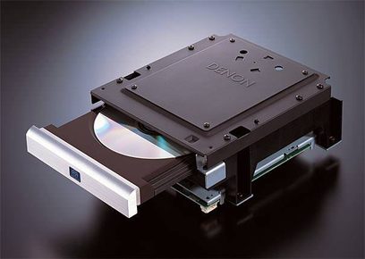 Denon DCD-2000AE sort CD-afspiller, set oppefra i perspektiv, åben bakke, digitalt display, knapper og stik