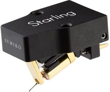 Nærbillede forfra af den sorte Sumiko Starling vinylpladespiller, med forgyldt tonarm og nål