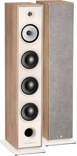 Paire d’enceintes colonne Triangle Borea BR09 chêne clair en bois, vue trois-quarts avant, l’une sans grille dévoilant tweeter médium trois woofers et évent circulaire sur baffle blanc cassé tandis que l’autre est couverte d’une grille tissu grise, posées sur socles blancs