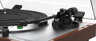 Gramofon Thorens TD 402 DD ořech s raménkem, přenoskou a protizávažím, pohled shora na dřevěném podstavci