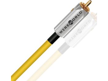 Rumeni digitalni koaksialni kabel Wireworld Chroma 10 s pozlačenim priključkom RCA in srebrnim ohišjem v bližnjem posnetku