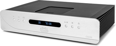 Odtwarzacz CD hi-fi Atoll Electronique CD400 Evolution widok z przodu z lewej strony, czarna metalowa obudowa z bocznymi żeberkami i srebrny front z matowanego aluminium z centralnym niebieskim wyświetlaczem oraz symetrycznie rozmieszczonymi okrągłymi przyciskami