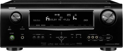 Denon AVR-2311 hjemmebiograf-forstærker, set forfra, sort front med blåt display, sølvfarvede knapper og drejeknapper, to store drejeknapper på siderne