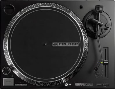 Вініловий DJ-програвач Reloop RP 5000 MK4 чорного кольору, вигляд зверху з великим сріблястим диском і тонармом з правого боку